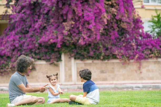 父子和女儿在公园里玩石头剪刀布游戏照片图片下载