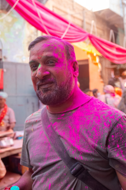 游客在巴尔萨纳神庙庆祝胡里节图片下载