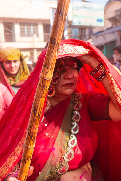 游客在巴尔萨纳神庙庆祝胡里节图片下载