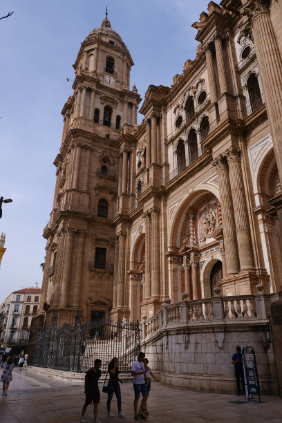 大教堂塔楼对称的建筑碎片。马拉加大教堂是国家地标。马拉加老城，安达卢西亚，西班牙南部，欧罗巴。图片下载