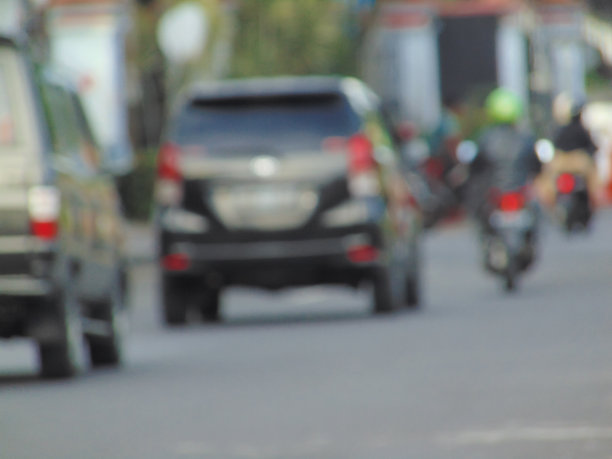 照片模糊或散焦的道路与车辆图片下载