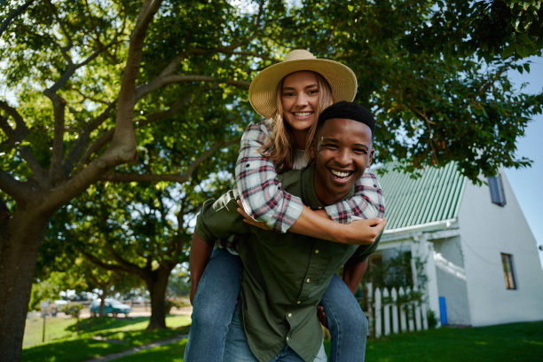 混合种族男性和女性农民朋友的纽带图片下载