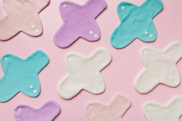 环保可重复使用面料女性护垫。一套色彩鲜艳、可重复使用的月经垫。零浪费女性时期的概念俯视图与复制空间图片下载