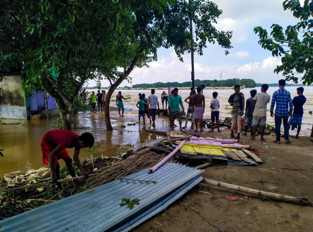2021年，西孟加拉邦洪水泛滥——乡村被淹没，当地人从洪水泛滥的河里取回财物图片下载