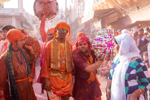 游客在巴尔萨纳神庙庆祝胡里节图片下载