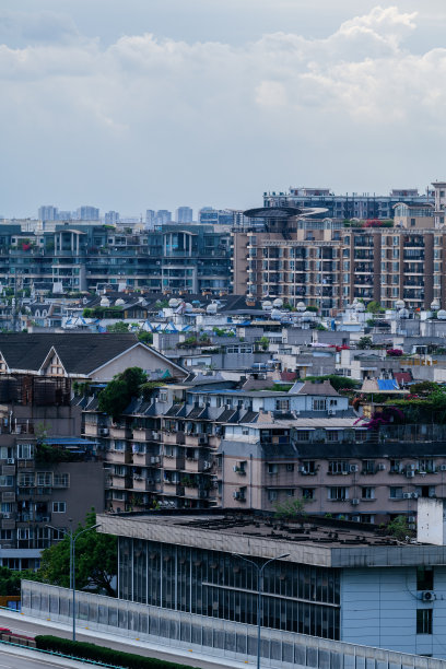 阳光明媚的现代城市图片下载