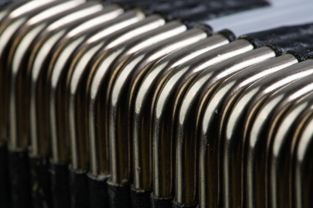 民间乐器，手绘和镶嵌的俄罗斯手工手风琴，孤立在白色背景上图片下载