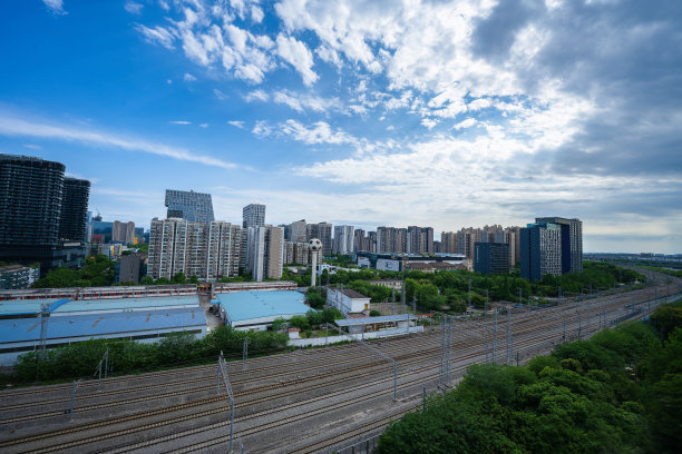 阳光明媚的现代城市图片下载