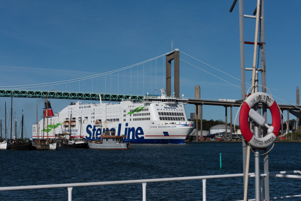 渡轮Stena斯堪的纳维亚到达哥德堡港口通过Älvsborgsbron..图片下载