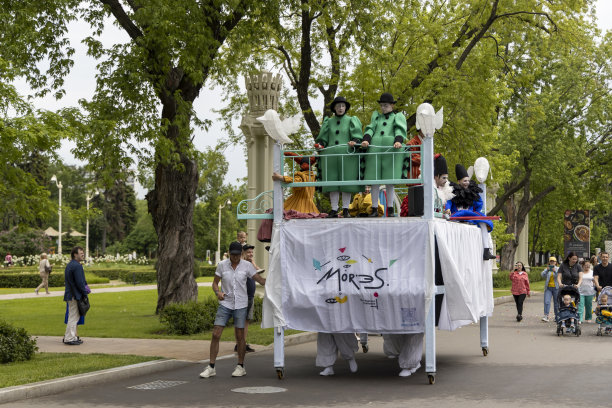 俄罗斯第一个旅游节——“大蕉”，在VDNH公园表演的街头剧团和他们的游行图片下载