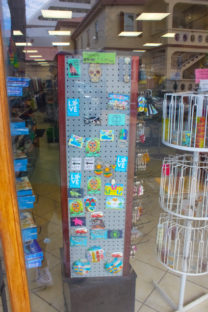 在圣托马斯的一家街头商店，五颜六色的衬衫图片下载