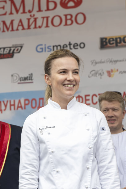 第四届国际“俄罗斯美食节”——2022年，在伊兹马洛沃的克里姆林宫举行。开幕当天，艺术节参加者在舞台上表演图片下载