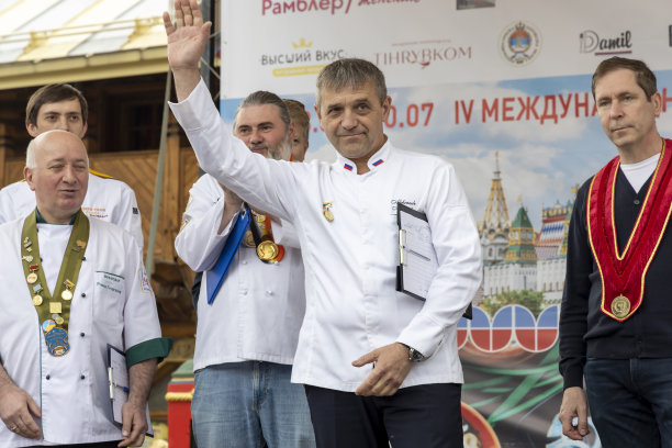 第四届国际“俄罗斯美食节”——2022年，在伊兹马洛沃的克里姆林宫举行。开幕当天，艺术节参加者在舞台上表演图片下载