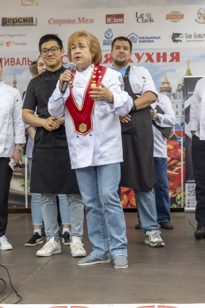 第四届国际“俄罗斯美食节”——2022年，在伊兹马洛沃的克里姆林宫举行。开幕当天，艺术节参加者在舞台上表演图片下载