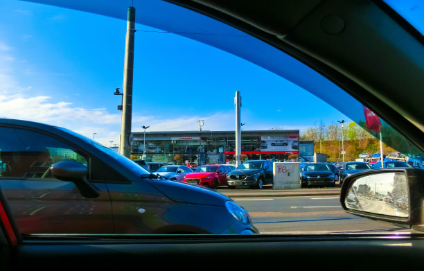 外景的本田经销商在德累斯顿，德国。本田汽车股份有限公司是一家日本上市的跨国集团公司。图片下载