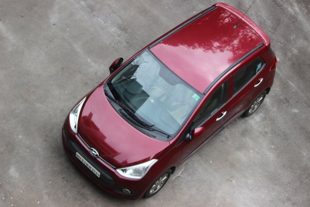 现代hatch back car shot from top。红色汽车在印度很受欢迎图片下载