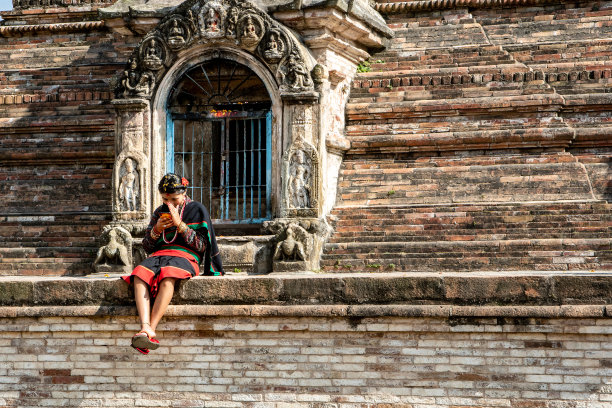 穿着传统服装的年轻女子在基蒂普尔图片下载