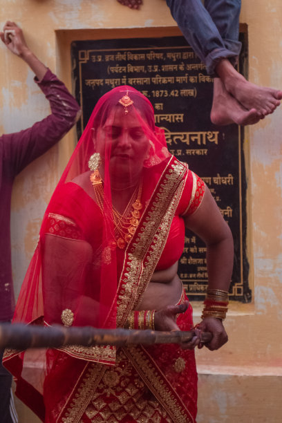 游客在巴尔萨纳神庙庆祝圣诞佳节图片下载