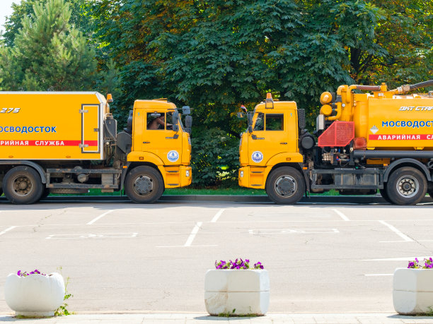 莫斯沃多斯托克市的两辆黄色卡车相对而立。图片下载