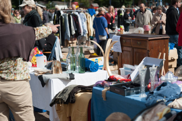 跳蚤市场的桌子上摆满了或多或少的古董。图片下载