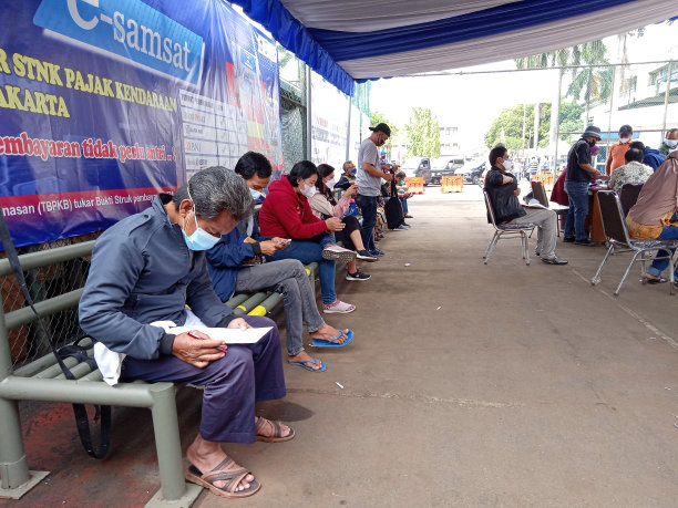 编辑图片，印度尼西亚，东雅加达，Samsat办公室，2021年8月6日，人们坐在Samsat Keliling巴士附近，STNK，在2019冠状病毒病大流行和PPMK期间，警察的一站式管理服务办公室图片下载