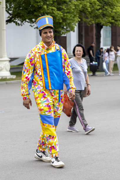 俄罗斯第一个旅游节——“大蕉”，在VDNH公园表演的街头剧团和他们的游行图片下载