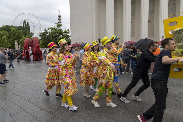 俄罗斯第一个旅游节——“大蕉”，在VDNH公园表演的街头剧团和他们的游行图片下载