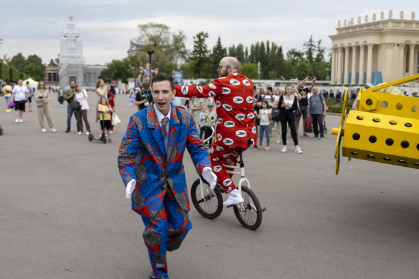 俄罗斯第一个旅游节——“大蕉”，在VDNH公园表演的街头剧团和他们的游行图片下载
