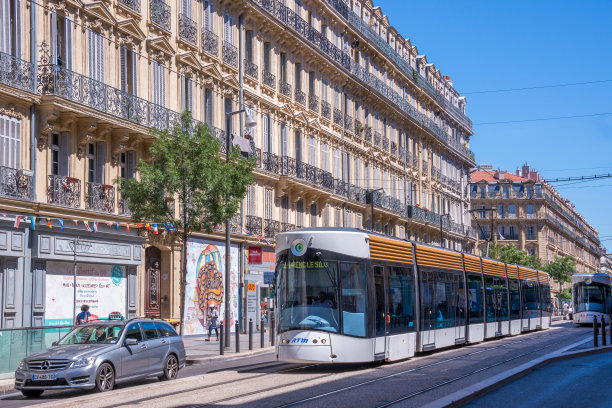 法国马赛的汽车和电车交通图片下载