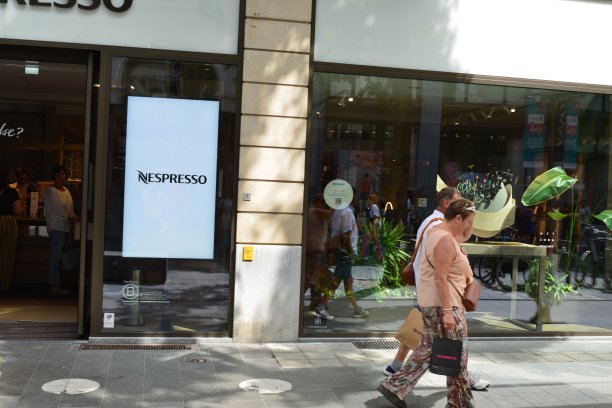 安特卫普购物主街梅尔Nespresso咖啡品牌图片下载