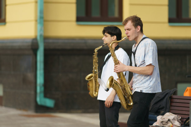 两个年轻人在莫斯科街头吹萨克斯管图片下载