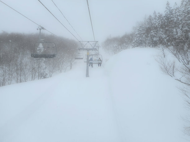 从滑雪缆车上俯瞰。图片下载