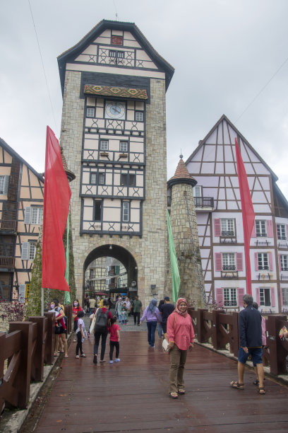 在马来西亚的科尔马武吉丁吉，人们参观古老的法国风格的公共建筑图片下载