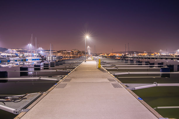 初春空码头的夜景照片图片下载