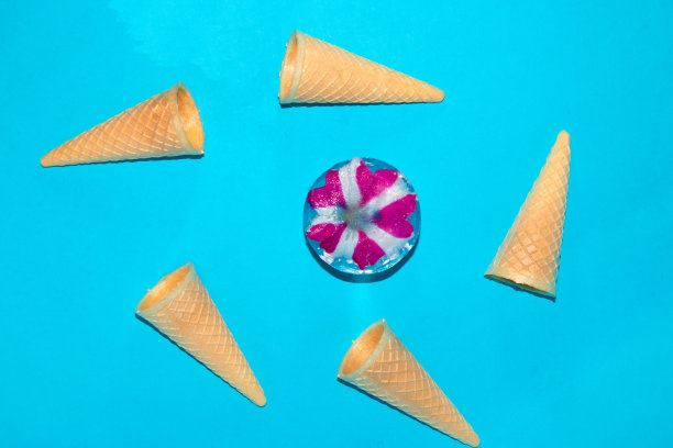 冰的腹地是粉红色的白色花朵，周围是蓝色的背景，创意的夏季设计，清新，最小的概念图片下载