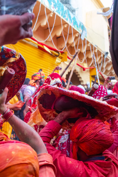 游客在巴尔萨纳神庙庆祝圣诞佳节图片下载