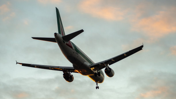 国际机场的飞机图片下载