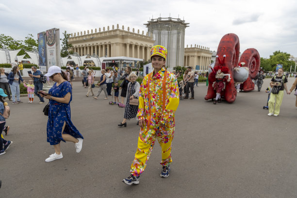 俄罗斯第一个旅游节——“大蕉”，在VDNH公园表演的街头剧团和他们的游行图片下载
