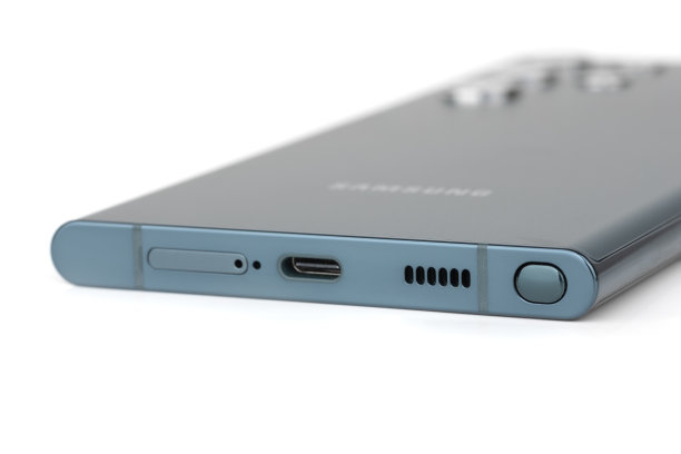 白色背景上的绿色三星Galaxy S22 Ultra图片下载