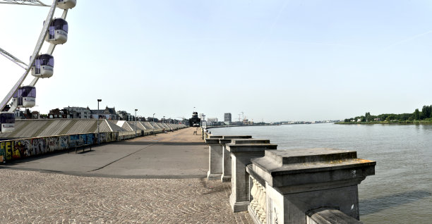 大角度观河安特卫彭市图片下载