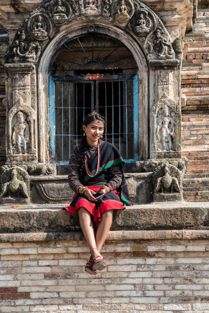 穿着传统服装的年轻女子在基蒂普尔图片下载