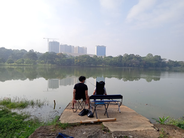 编辑图片，印度尼西亚，东雅加达，Cibubur, 2021年8月8日，人在湖上钓鱼图片下载