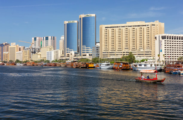 阿联酋迪拜湾的旅游船只图片下载