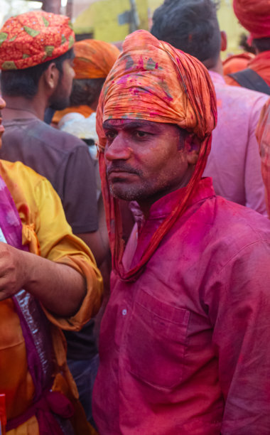 当地的人们在巴尔萨纳庆祝圣诞佳节图片下载