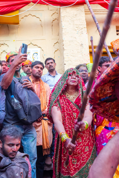 人们在巴尔萨纳庆祝圣诞佳节图片下载