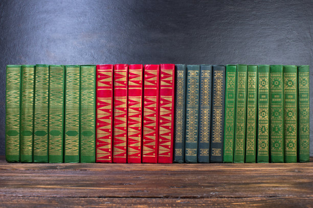 木架上的旧书。没有标签，空白书脊。图片下载