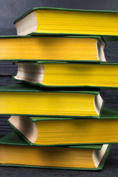 木桌上的书，黑板书的背景。回到学校。教育经营理念。图片下载