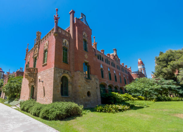 广角视角照片的大型现代主义建筑位于圣保罗围墙巴塞罗那图片下载