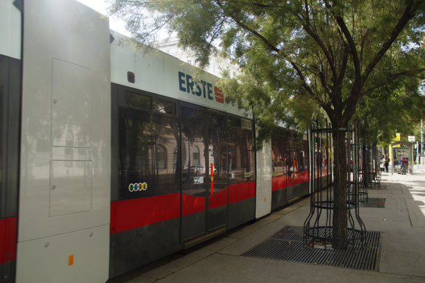 维也纳环线肖特宁公共交通秋季城市景观有轨电车车站电力可持续性奥地利中欧图片下载