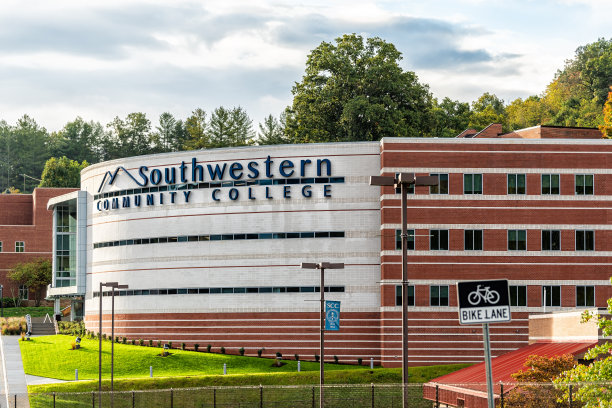 西南社区学院大学的建筑立面标志在Sylva，北卡罗来纳州的蓝岭大烟山图片下载